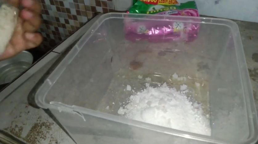 Cara bersihkan noda minyak dan kerak membandel di pintu kulkas, gampang ditiru