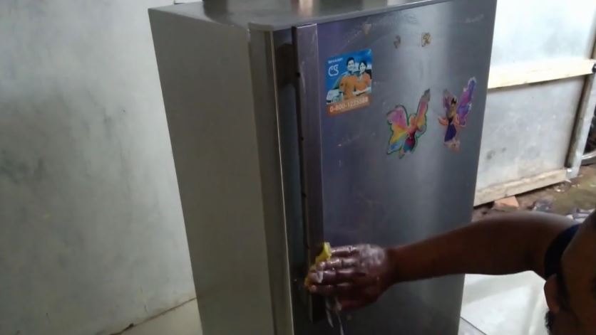 Cara bersihkan noda minyak dan kerak membandel di pintu kulkas, gampang ditiru