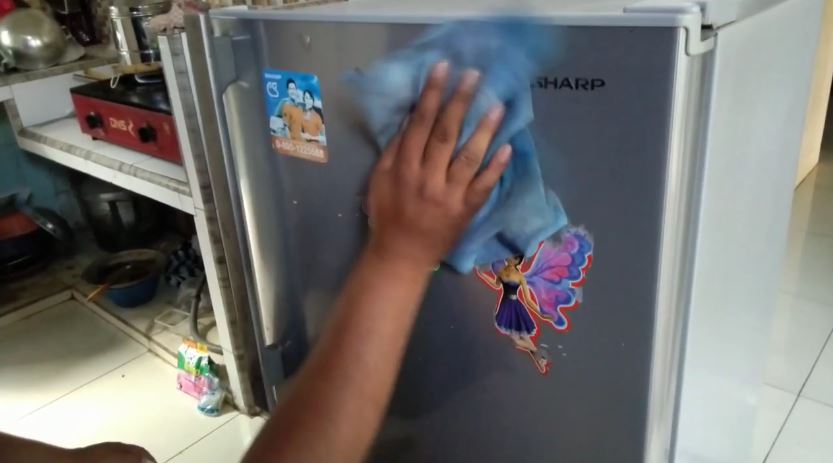 Cara bersihkan noda minyak dan kerak membandel di pintu kulkas, gampang ditiru