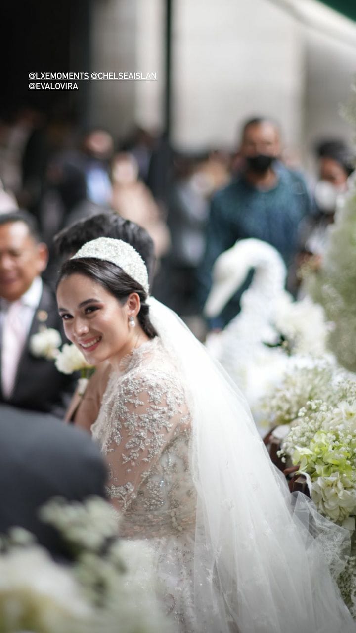 11 Pesona Chelsea Islan di momen pernikahan, pakai penutup kepala unik