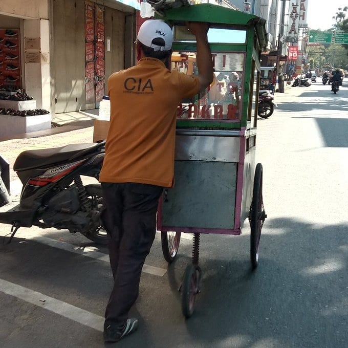 baju pedagang yang bikin pembeli tepuk jidat © berbagai sumber