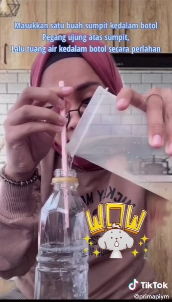 Trik menuang air dari gelas ke botol agar tidak tumpah meski tanpa corong