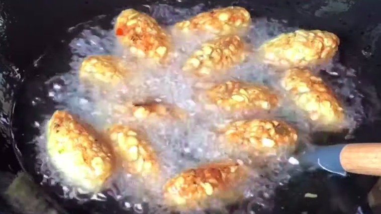 7 Cara bikin mendol tempe khas Malang yang enak, padat, dan tidak hancur