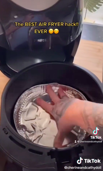 Cara praktis bersihkan air fryer tanpa air, hemat waktu dan tenaga