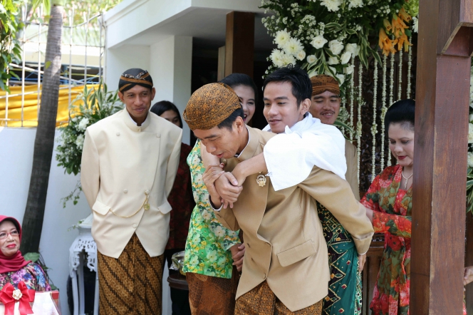 9 Gaya Jokowi-Iriana saat siraman pernikahan ketiga anaknya, busana bernuansa cerah jadi andalan