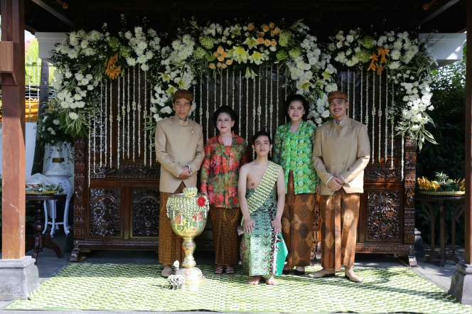 9 Gaya Jokowi-Iriana saat siraman pernikahan ketiga anaknya, busana bernuansa cerah jadi andalan