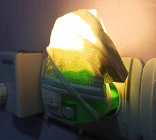 Tingkah nyeleneh orang pasang lampu © 2022 Instagram 