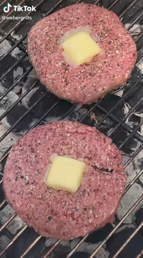 Trik memanggang daging burger supaya tidak kering dan tetap empuk
