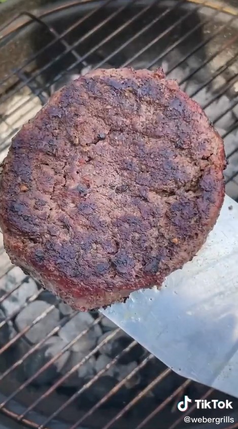 Trik memanggang daging burger supaya tidak kering dan tetap empuk