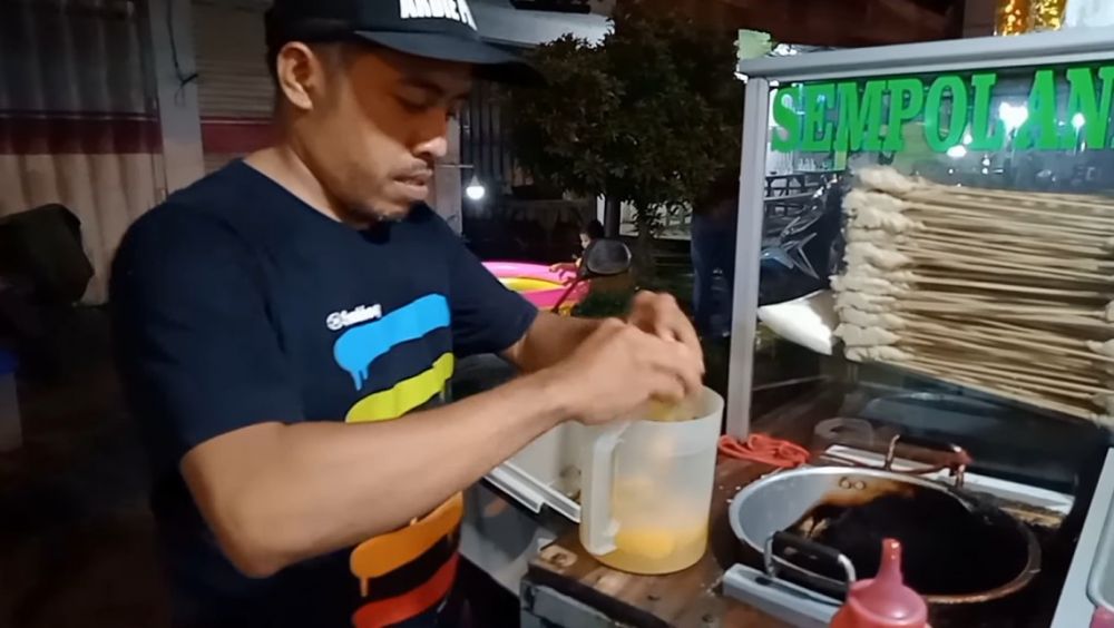 Nggak pakai tepung, ini cara pedagang kaki lima bikin racikan telur pelapis sempol