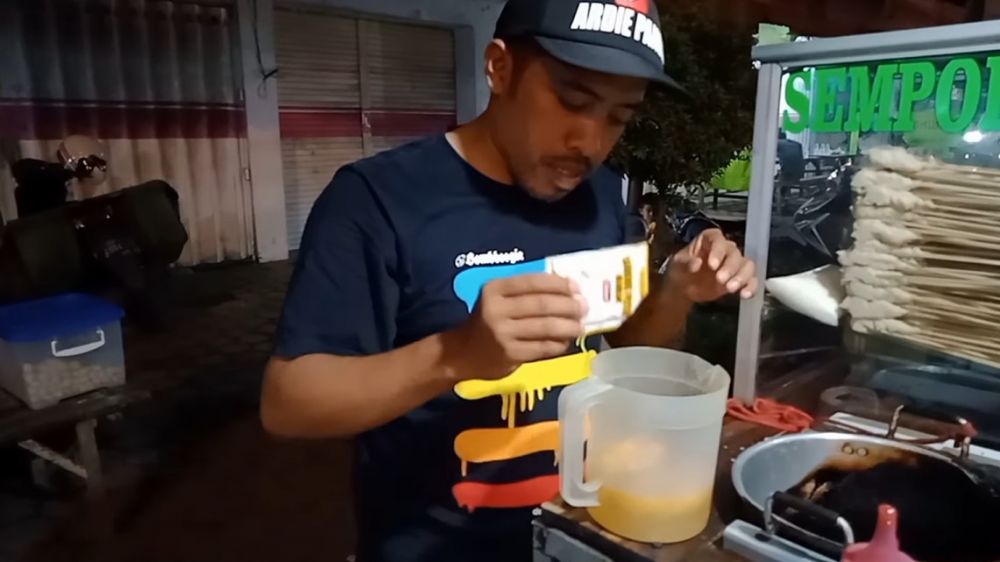 Nggak pakai tepung, ini cara pedagang kaki lima bikin racikan telur pelapis sempol