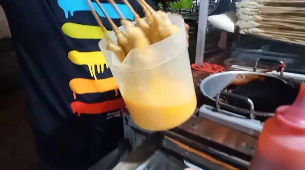 Nggak pakai tepung, ini cara pedagang kaki lima bikin racikan telur pelapis sempol
