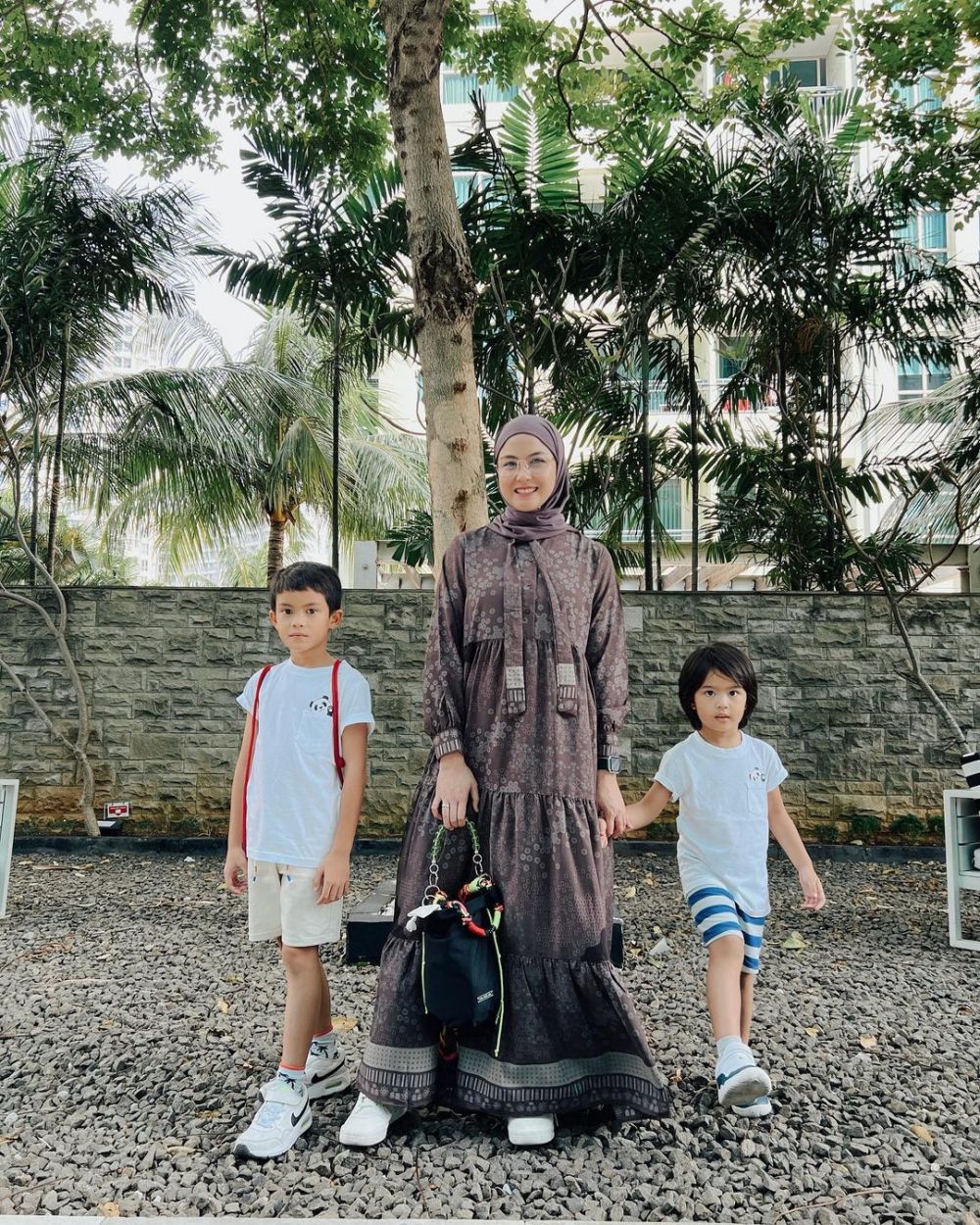 Saudara tiri Nia Ramadhani di Bawang Merah Bawang Putih comeback akting, intip 11 potret terbarunya