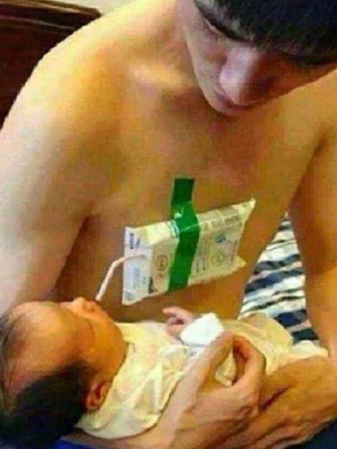 bapak-bapak momong anak  © 2022 brilio.net