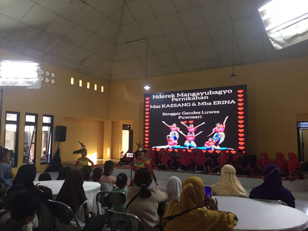 Sambut hari bahagia Kaesang-Erina, warga gelar nobar pernikahan dan makan gratis © 2022 brilio.net Sambut hari bahagia Kaesang-Erina, warga gelar nobar pernikahan dan makan gratis © 2022 brilio.net