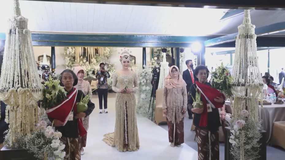 Penampilan Erina temu panggih YouTube Penampilan Erina temu panggih YouTube