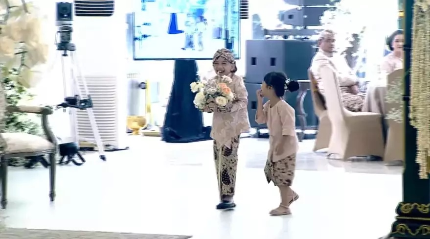 Aksi lucu Jan Ethes di rangkaian pernikahan Kaesang-Erina Rusman