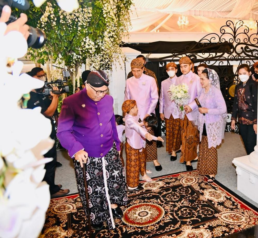 Aksi lucu Jan Ethes di rangkaian pernikahan Kaesang-Erina Rusman