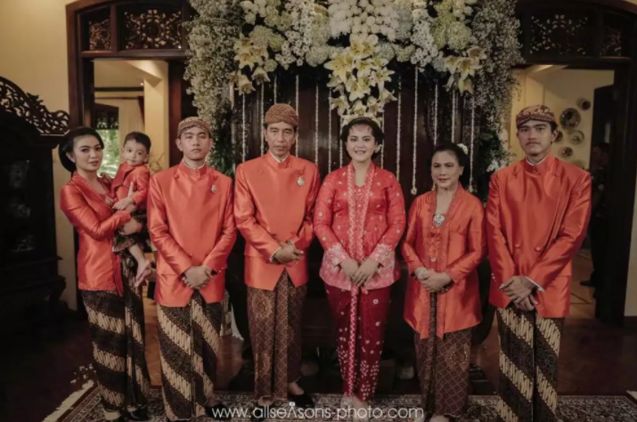 Disebut miliki wajah 'njawani', intip 10 pesona Iriana Jokowi di pernikahan ketiga anaknya