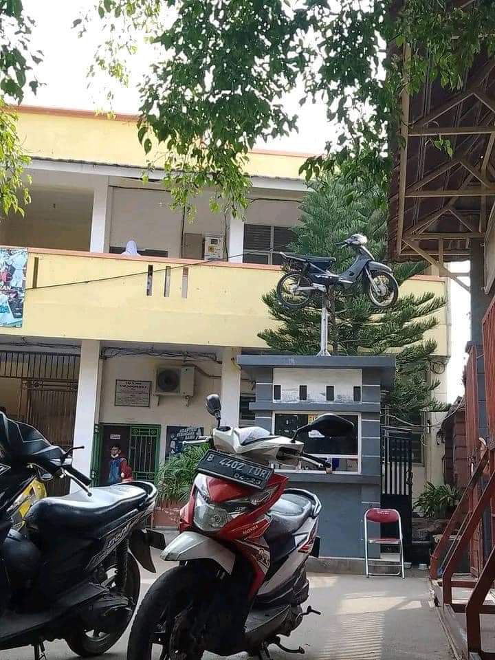 kendaraan malah nggak bada tempatnya © berbagai sumber