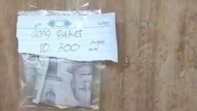 kurir terima uang COD lucu © berbagai sumber