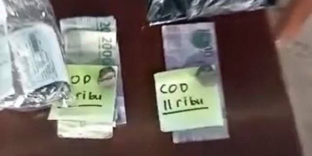 kurir terima uang COD lucu © berbagai sumber