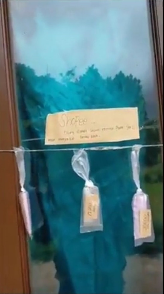 kurir terima uang COD lucu © berbagai sumber kurir terima uang COD lucu © berbagai sumber