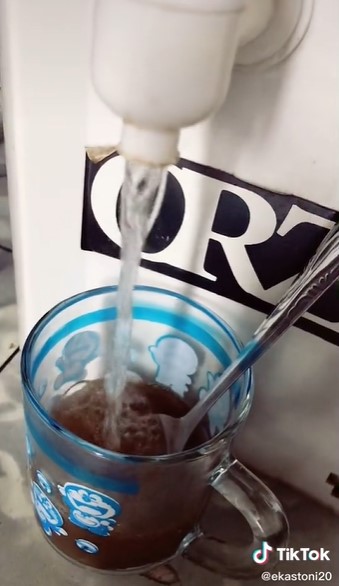 Wajib tahu, ini trik menuangkan air panas ke gelas kaca agar tidak mudah retak