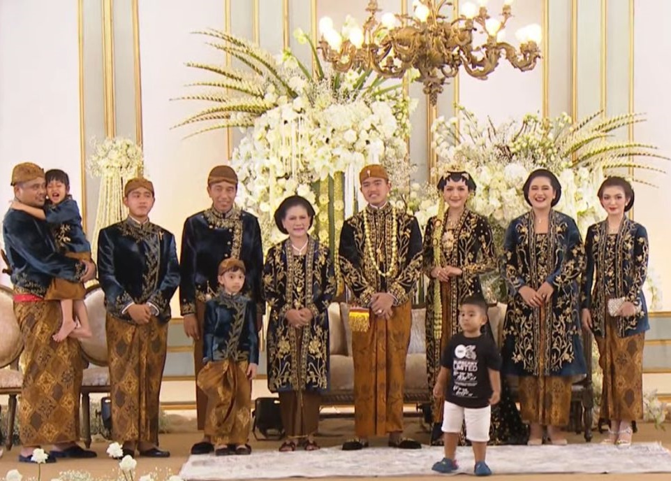 Penampilan keluarga Jokowi curi perhatian di resepsi pernikahan Kaesang-Erina, intip 11 potretnya