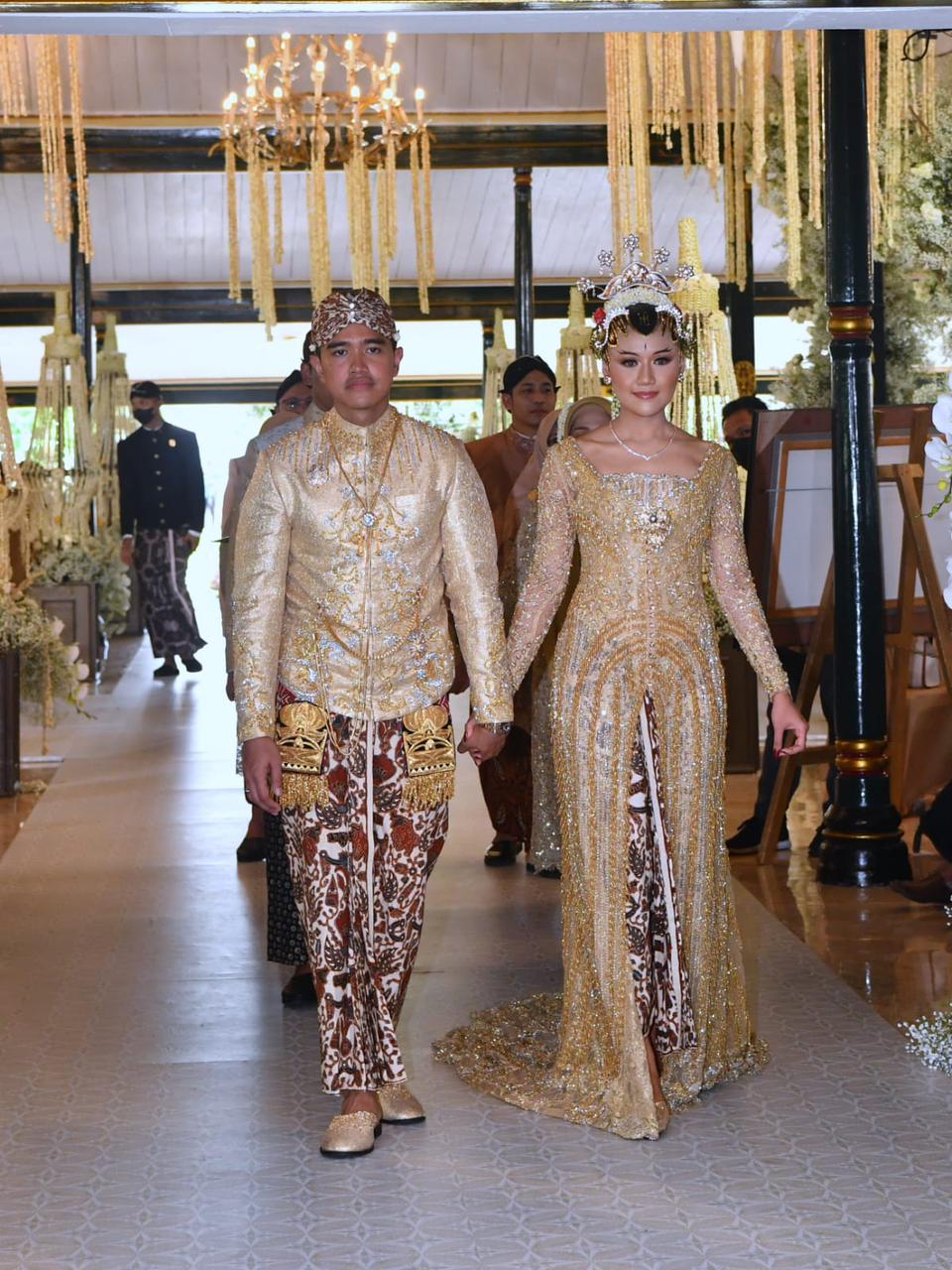 beda penampilan erina gudono dari pengajian  © berbagai sumber beda penampilan erina gudono dari pengajian  © berbagai sumber