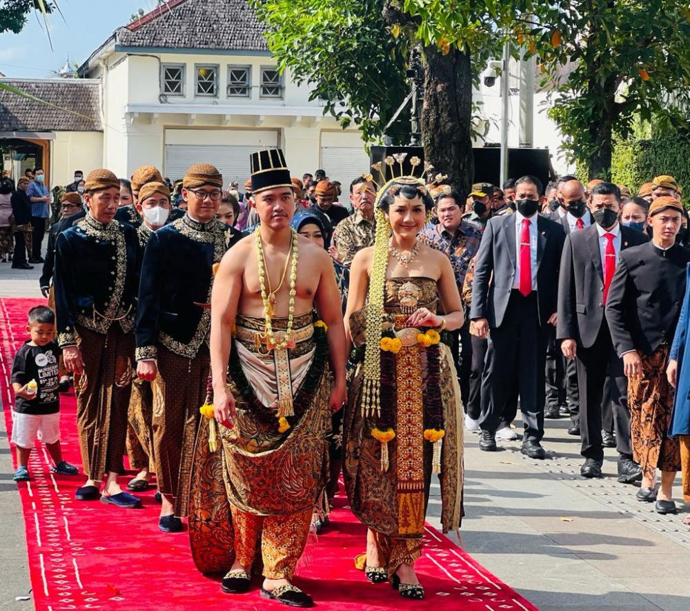 beda penampilan erina gudono dari pengajian  © berbagai sumber beda penampilan erina gudono dari pengajian  © berbagai sumber