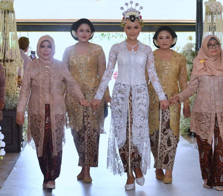 Penampilan keluarga Erina Gudono Youtube.com Penampilan keluarga Erina Gudono Youtube.com