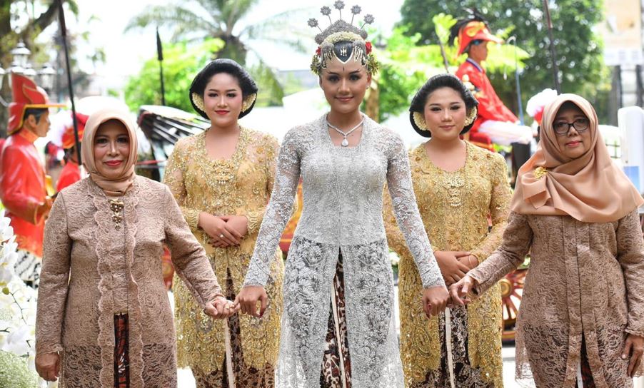 Penampilan keluarga Erina Gudono Youtube.com Penampilan keluarga Erina Gudono Youtube.com