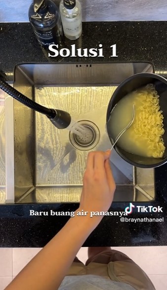 Trik membuang air panas ke wastafel agar saluran tidak mudah mampet