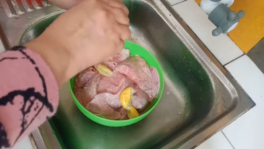 Trik mencuci paru sapi agar bersih dan bau amis hilang saat dimasak