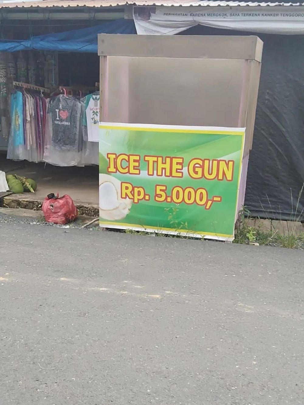 tulisan di gerobak jualan bikin mikir dua kali © berbagai sumber