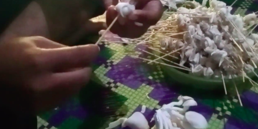 Jangan asal, begini trik menusuk sate jamur tiram agar tidak terjatuh saat dibakar