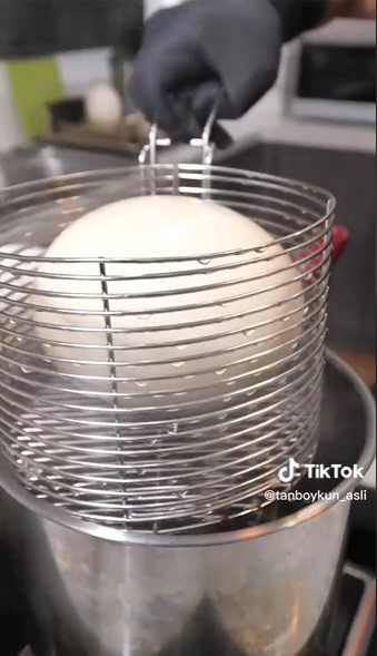 Aksi Tanboy Kun makan telur sebesar kepala manusia ini bikin heran