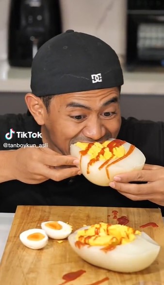 Aksi Tanboy Kun makan telur sebesar kepala manusia ini bikin heran