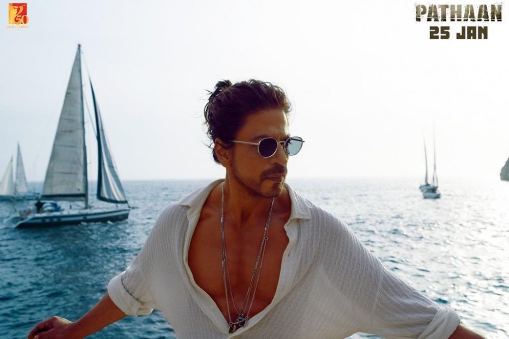 11 Potret Shah Rukh Khan di film Pathaan usai 4 tahun vakum, usia 57 seksi pamer perut 'roti sobek'