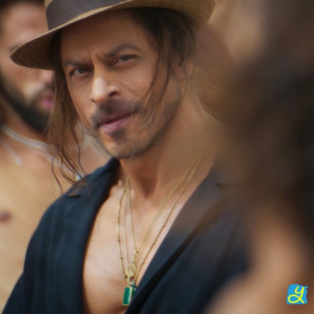 11 Potret Shah Rukh Khan di film Pathaan usai 4 tahun vakum, usia 57 seksi pamer perut 'roti sobek'
