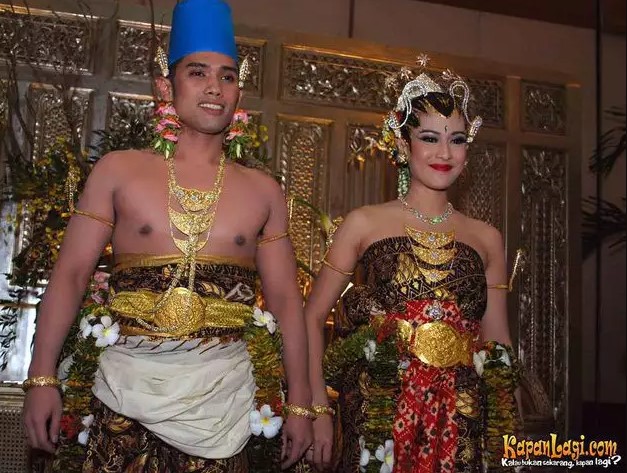 Seleb pakai riasan paes ageng © berbagai sumber Seleb pakai riasan paes ageng © berbagai sumber