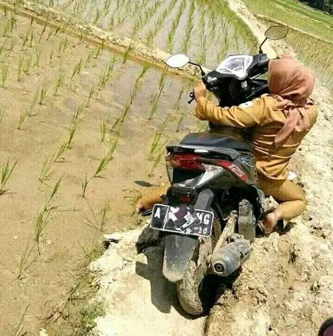 pengendara motor salah pilih jalan nih © berbagai sumber