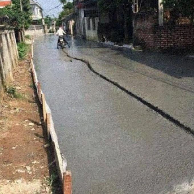 pengendara motor salah pilih jalan nih © berbagai sumber