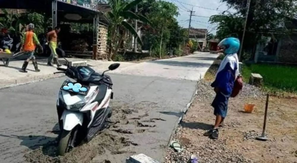 pengendara motor salah pilih jalan nih © berbagai sumber