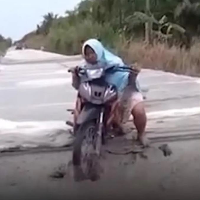 pengendara motor salah pilih jalan nih © berbagai sumber