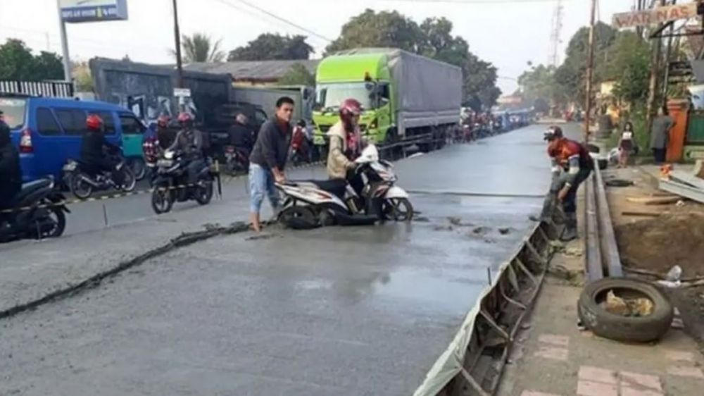 pengendara motor salah pilih jalan nih © berbagai sumber pengendara motor salah pilih jalan nih © berbagai sumber