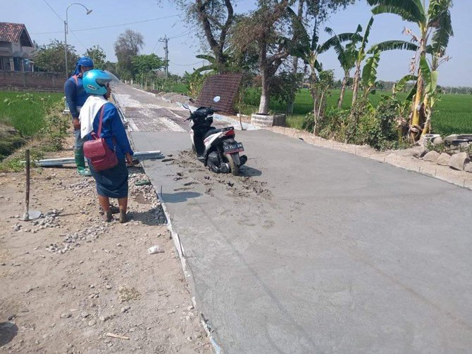 pengendara motor salah pilih jalan nih © berbagai sumber pengendara motor salah pilih jalan nih © berbagai sumber