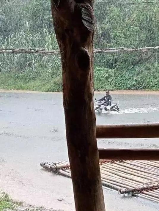 pengendara motor salah pilih jalan nih © berbagai sumber pengendara motor salah pilih jalan nih © berbagai sumber