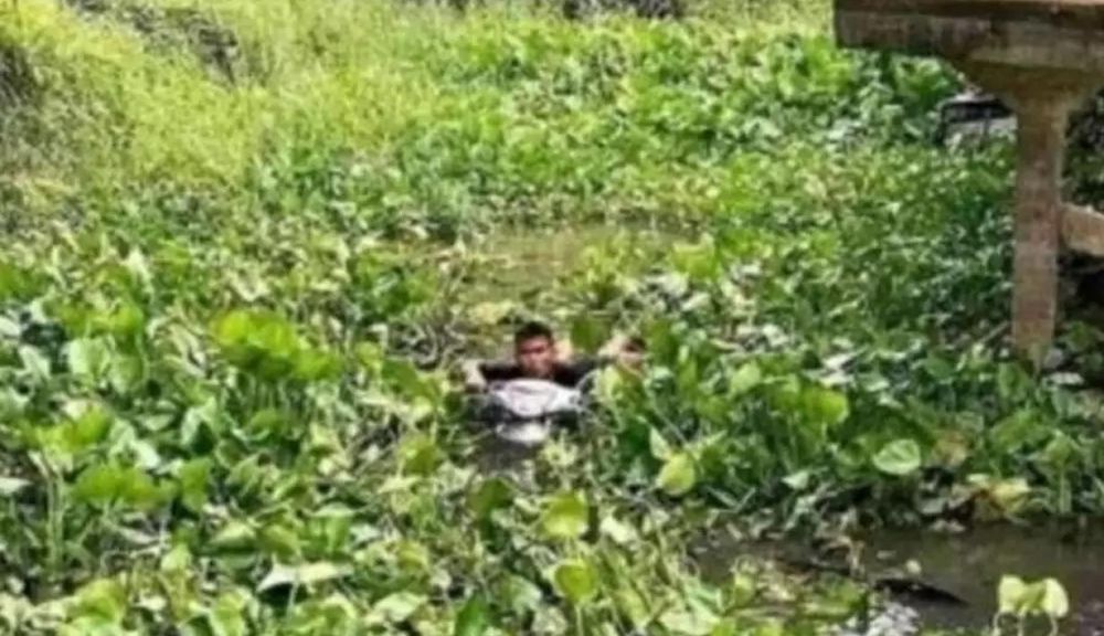 pengendara motor salah pilih jalan nih © berbagai sumber pengendara motor salah pilih jalan nih © berbagai sumber